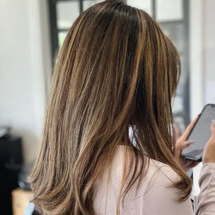 Brunette highlights with natural movement